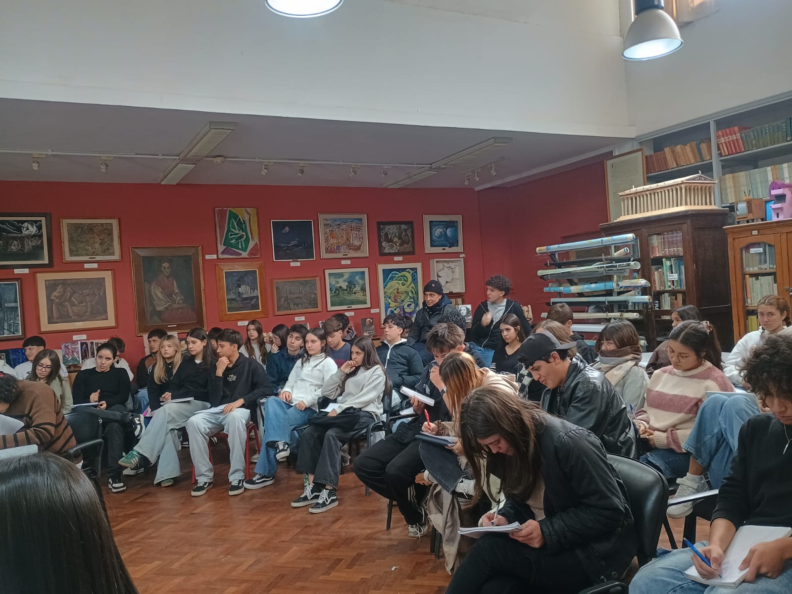 Actividades de debate dentro del marco del mes del libro